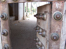 Faizabad, Begum mausoleum door