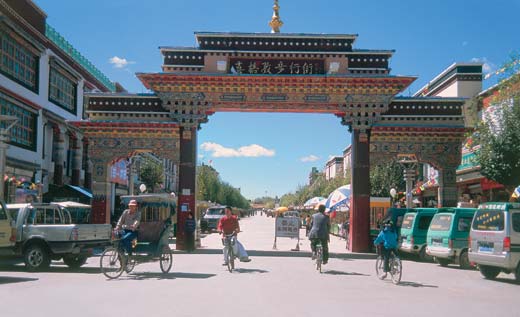 Резные въездные ворота - обязательная принадлежность китайских городов