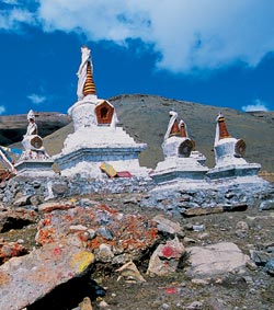 Эти ступы у подножия священной горы Кайлас с белыми молельными ленточками обозначают точку начала Коры, то есть ритуального обхода вокруг горы с чтением мантр